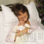 16-10-1985 Jose Hoebee and baby at hospital in Hilversum.Photo: Govert de Roos/Connu

[keywords]Posed, Headshot, Eyecontact, Singer[/keywords]